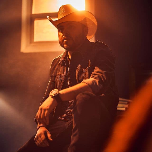 Gerardo Ortiz. A punto de alcanzar los 5 millones, el llamado "Rey del Corrido" presume ser uno de los solistas del regional mexicano más seguidos actualmente.
