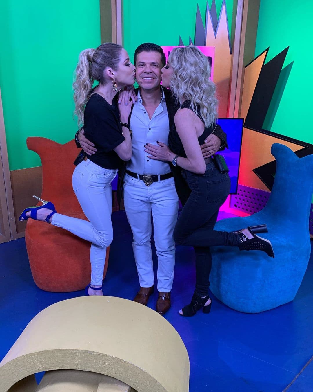 De gira promocional por la Ciudad de México, el cantante estuvo como invitado en la emisión conducida por Melissa y Melinna León.