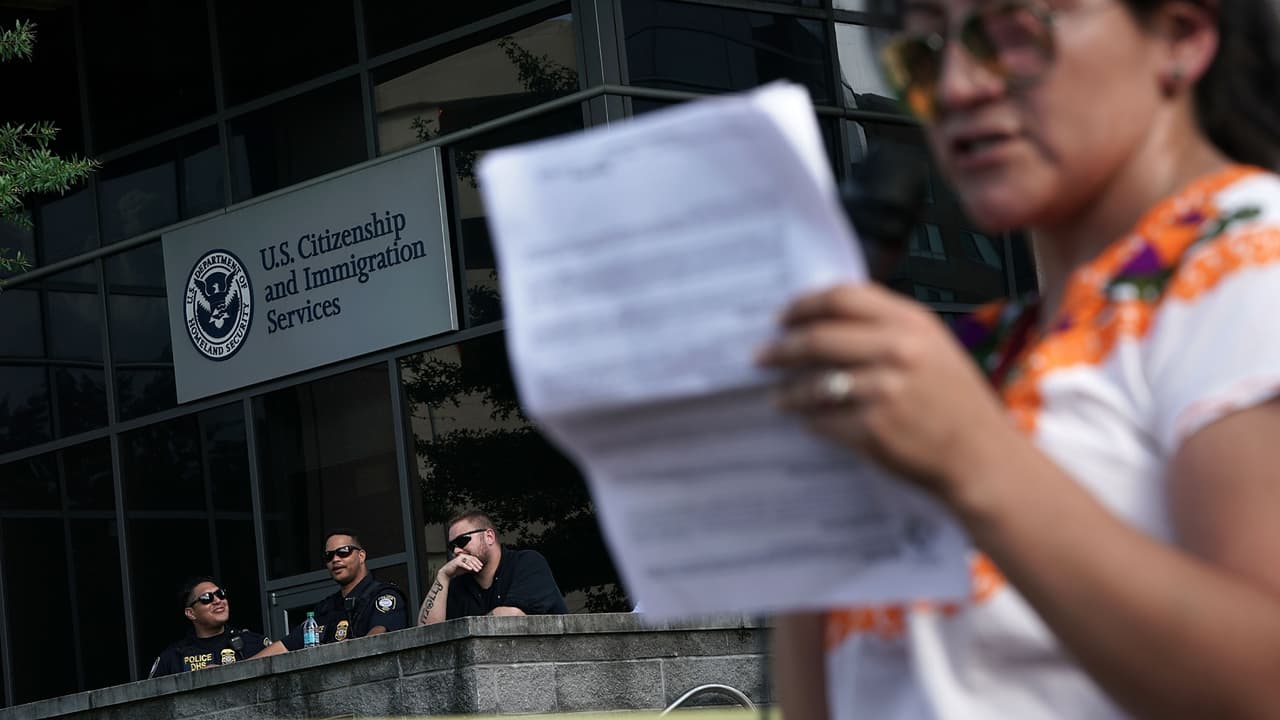 Tiene una petición familiar aprobada y una orden de deportación, ¿puede ser expulsada?