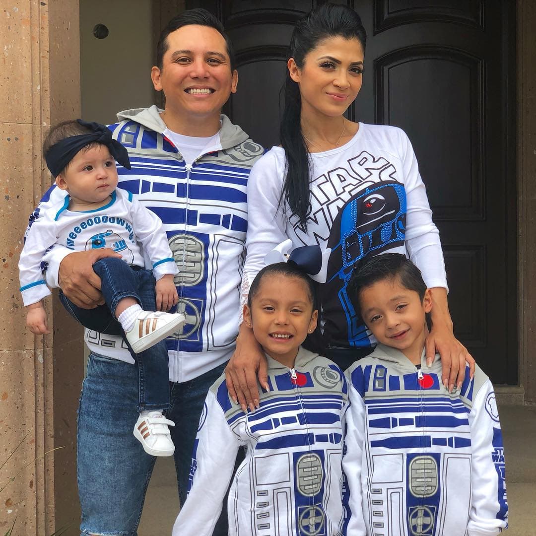 Para celebrar el Día del niño, Edwin compartió una foto de su familia usando ropa de ‘R2-D2’. “Lo más importante es conservar siempre nuestras energías para vivir aventuras distintas, correr, caerte, gritar, saltar, divertirte a lo grande como cualquier niño. Gracias a Dios tengo una familia que apoya mis locuras y a todos les gusta #RD2D como a papi”, escribió el cantante.