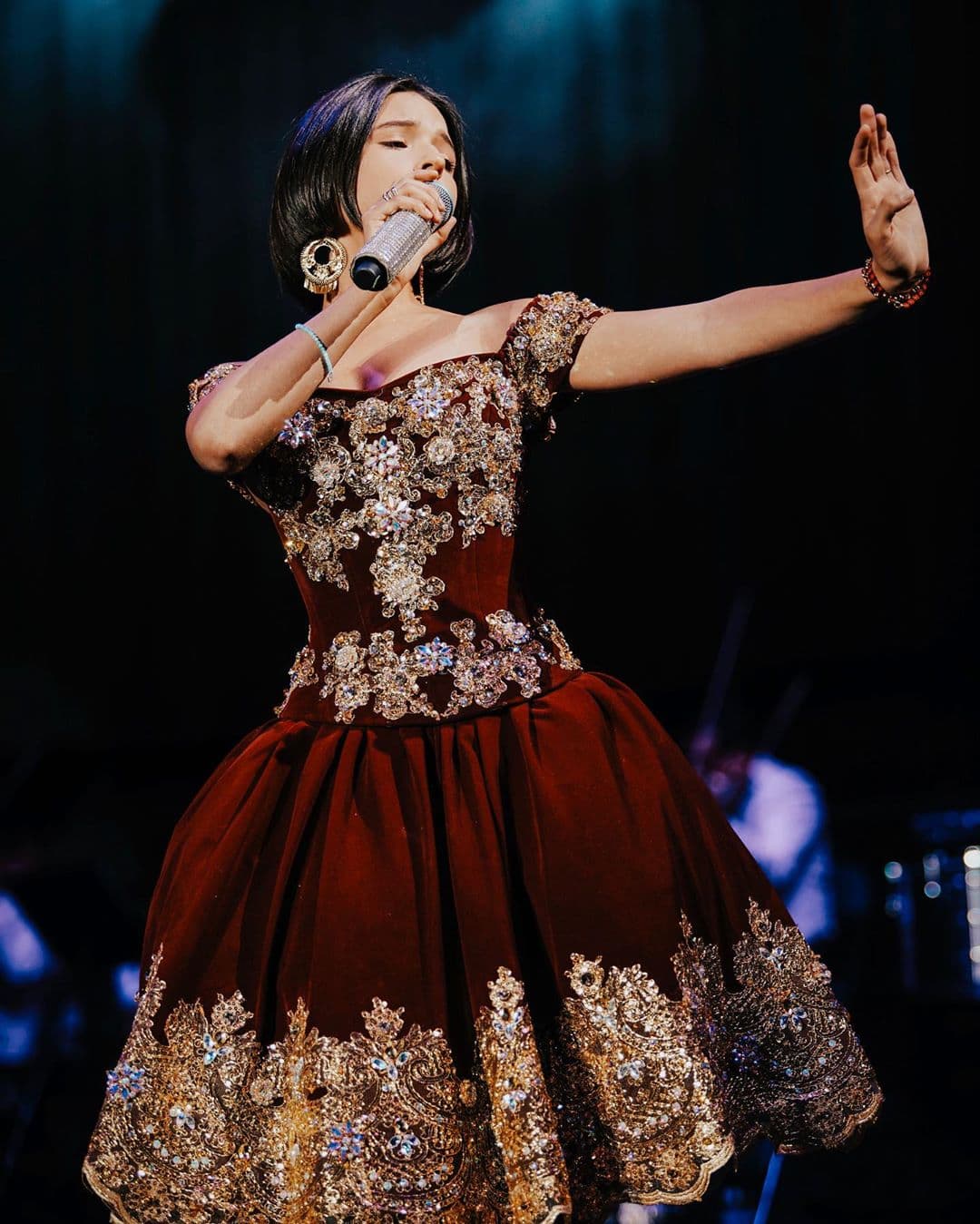 Ángela es parte fundamental del show "Jaripeo Sin Fronteras", en el que la familia Aguilar viene presentando desde hace ya varios años.