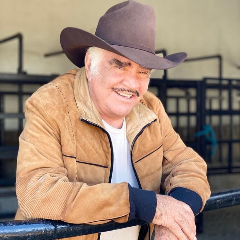 El gran ausente fue su abuelo Vicente Fernández, quien actualmente se encuentra en su rancho Los Tres Potrillos, en Guadalajara.