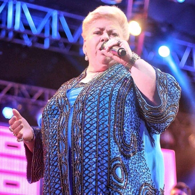 Paquita la del Barrio. La intérprete de "Rata de Dos Patas" es una especie de "vocera" para las mujeres que ven en sus temas una manera de catársis ante los problemas del amor.