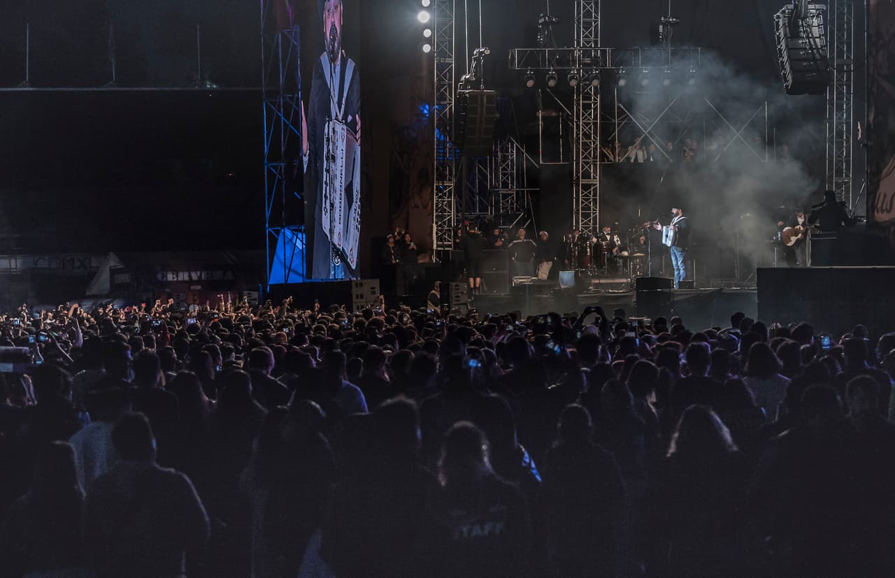 Intocable durante el cierre de actividades del primer día del VIve Latino 2019