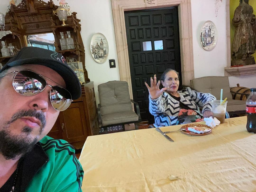 Con emotivo video Pepe Aguilar recordó a Flor Silvestre, en el Día de las Madres