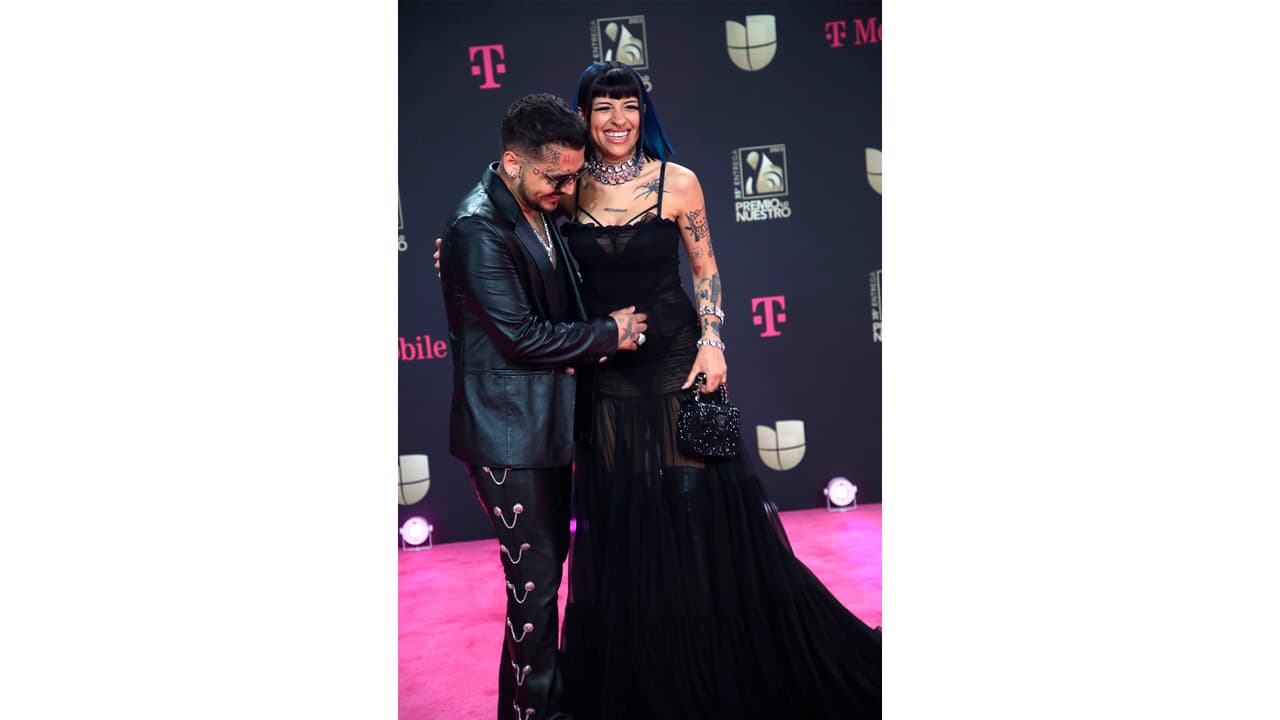 Christian Nodal y Cazzu en la alfombra magenta de Premio Lo Nuestro 2023
