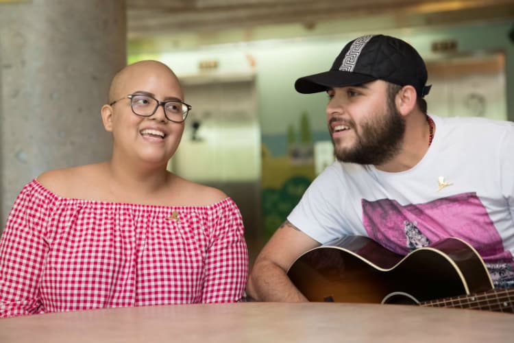Gerardo Ortiz consintió a una fiel seguidora que batalla contra el cáncer