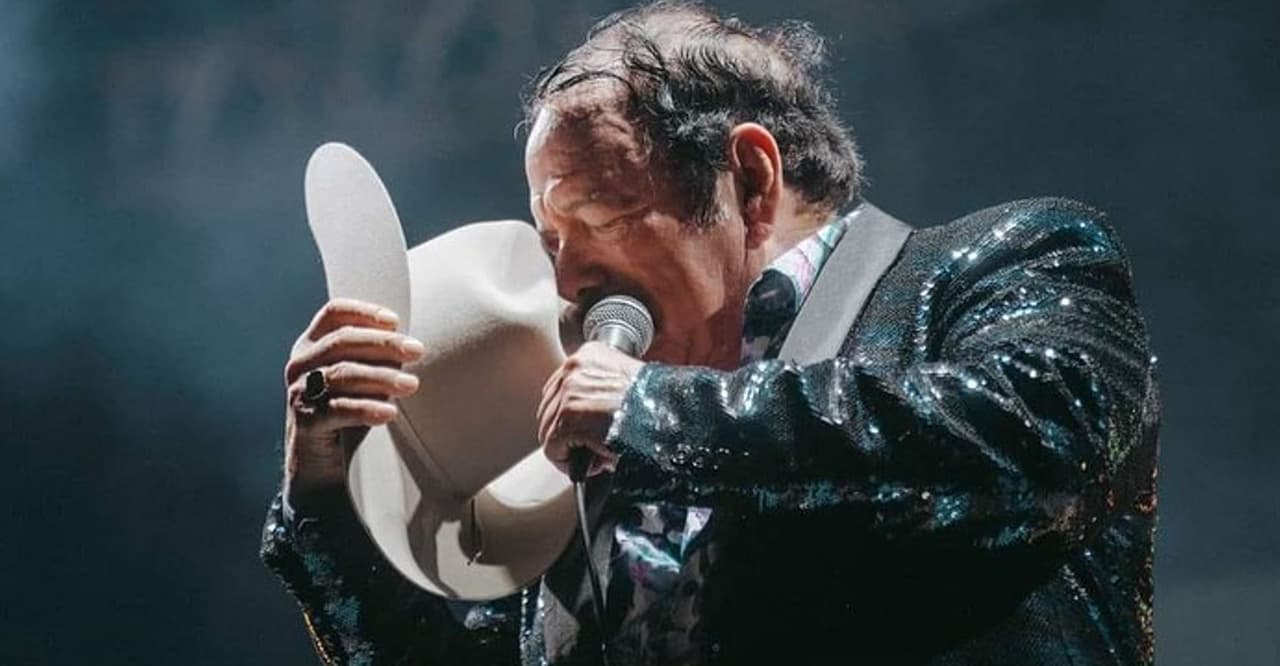Lalo Mora viajó a Michoacán para cantarle a un admirador enfermo