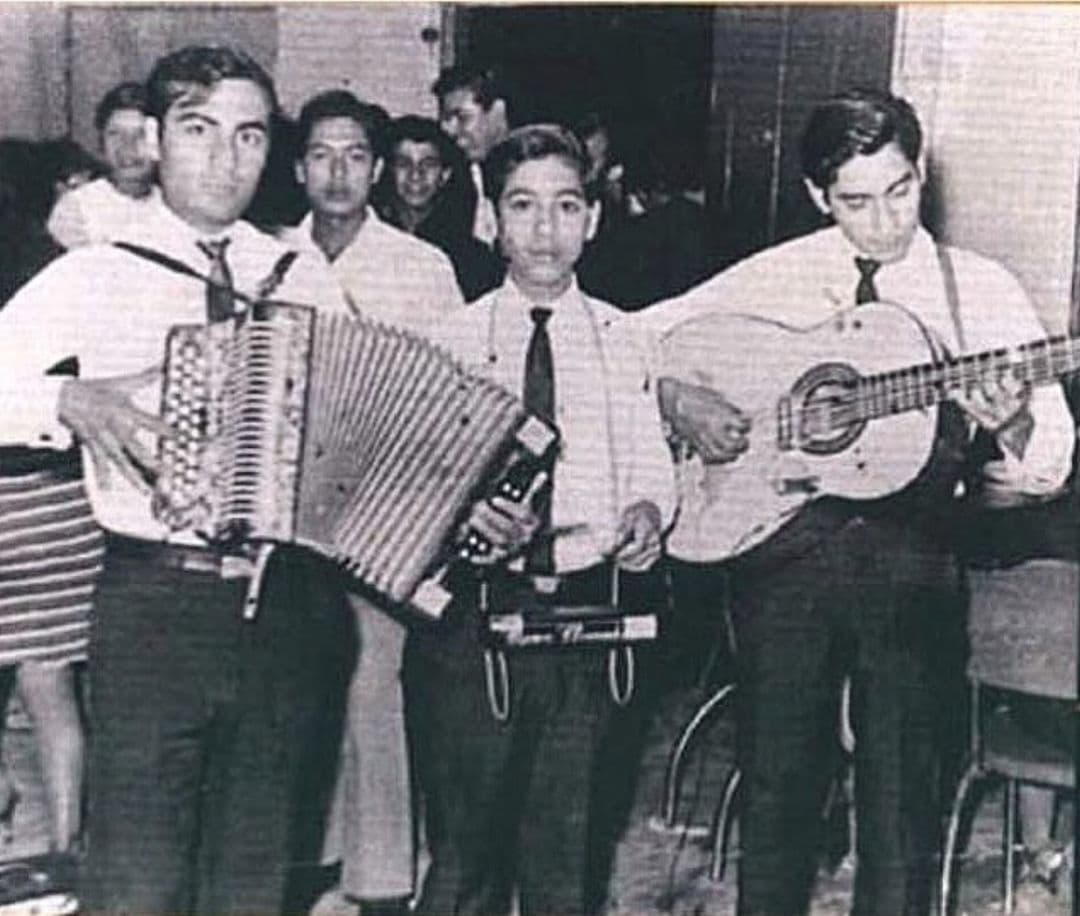 En esta fotografía se ve a tres jóvenes músicos, dos de ellos son Jorge Hernández y Hernán Hernandez, actualmente integrantes de Los Tigres del Norte. La imagen fue compartida por la agrupación norteña en su cuenta de Instagram, recordando viejos tiempos.
<br>
<br>