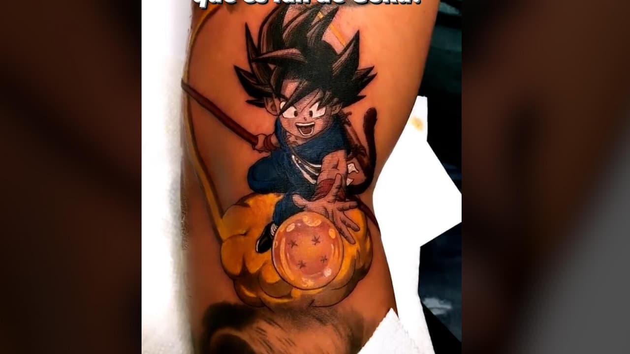 Alán Ramírez de la Banda MS muestra el resultado final de su tatuaje de Dragon Ball