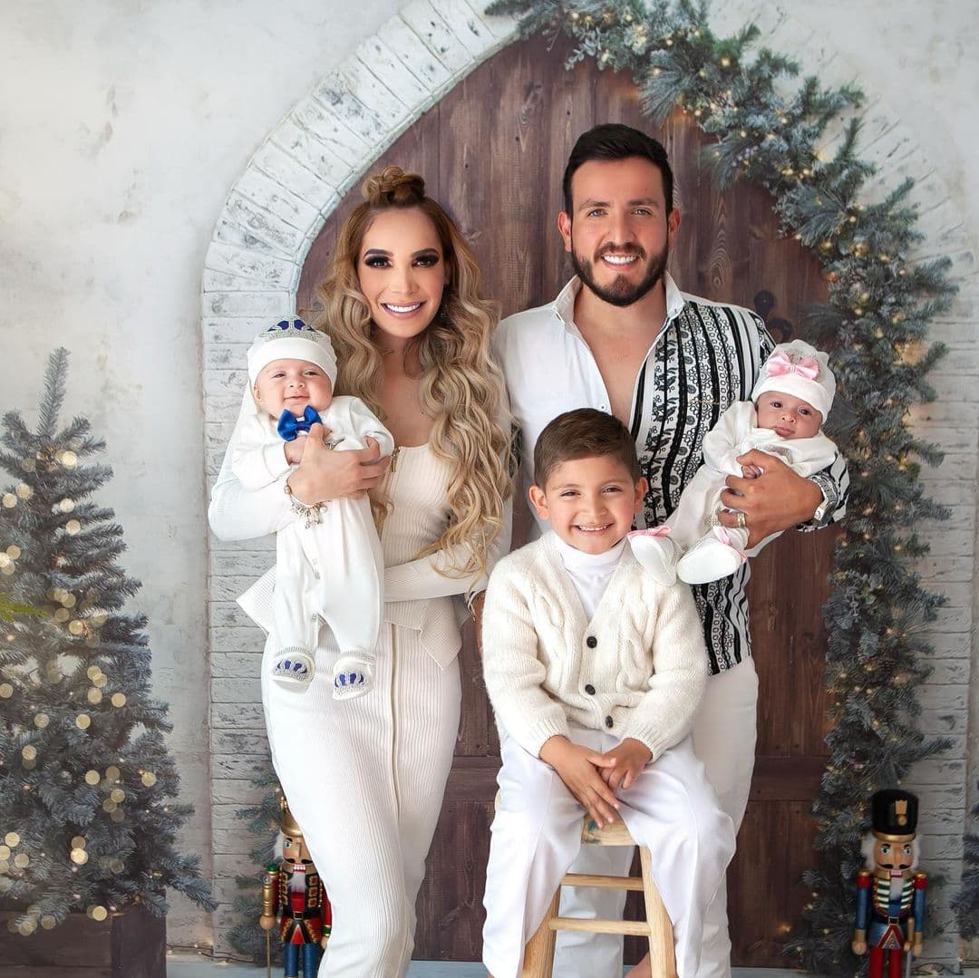Hugendrik y Menjaz. Los gemelos de Pancho Uresti y Melissa llegaron a este mundo el 5 de agosto. A su corta edad, los pequeños presumen ya ser de los bebés más famosos dentro del regional mexicano y hasta tienen su cuenta oficial en Instagram, repeti2_oficial, con más de 27 mil seguidores.