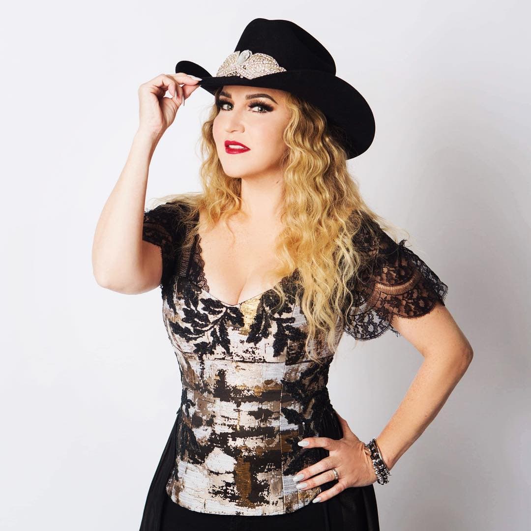 Alicia Villarreal. La cantante es una de las consentidas por sus fans que la siguen desde que era vocalista de Límite. Actualmente disfruta de su faceta como solista.