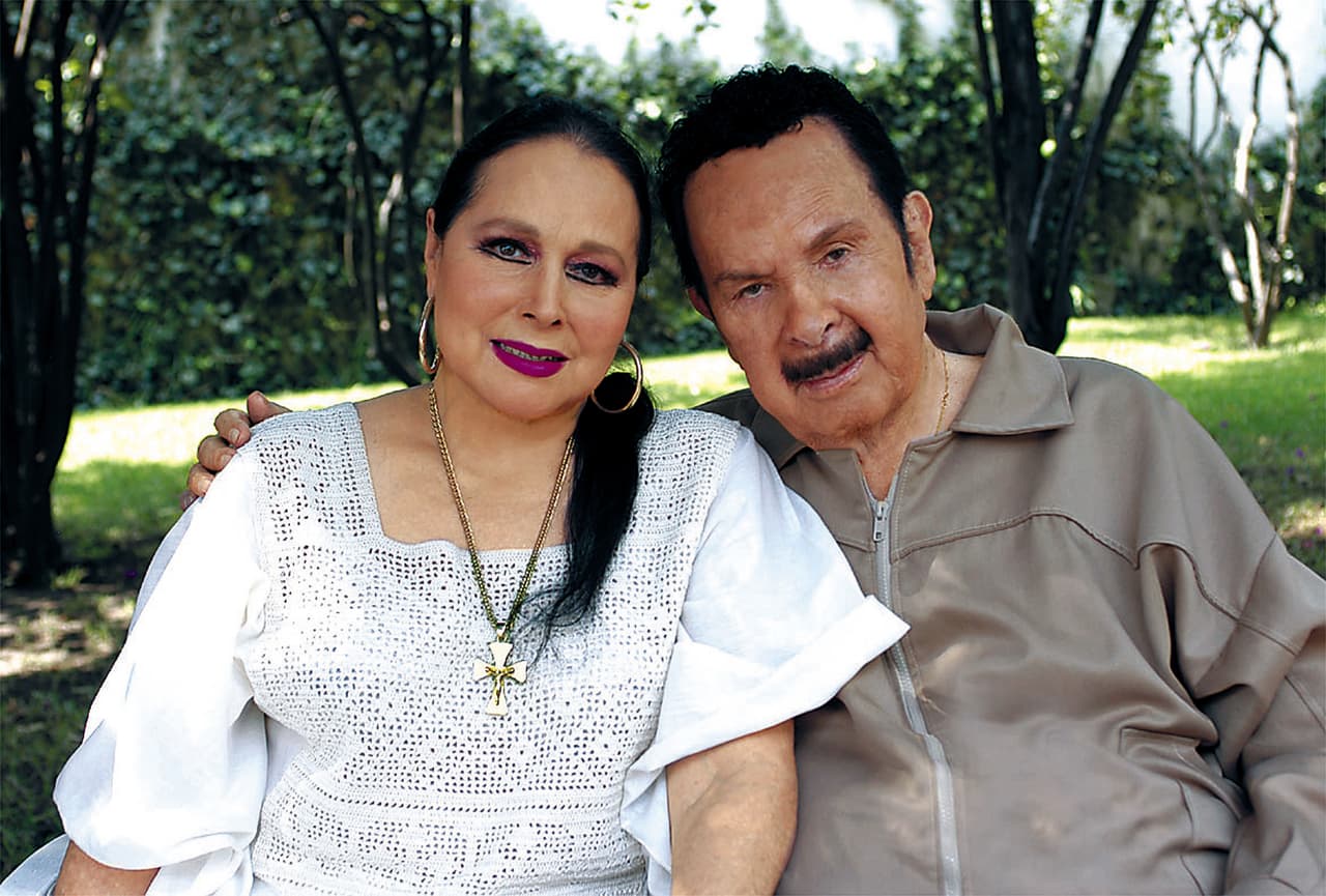 Flor Silvestre y Antonio Aguilar vivieron un amor de cuento durante casi 50 años de matrimonio, tiempo que los colocó como una de las parejas ejemplo por su gran relación, su familia y pasión por la música mexicana.
