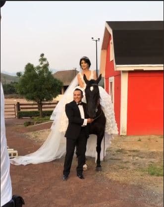 “Cada día qué pasa estamos un poco más cerca y te les confieso que también aumentan los nervios ‘jaja’. Te amo hermosa Kim Flores, me encanto verte en este vestido, súper bella y estoy feliz, amo cada detalle de ti preciosa. Gracias por compartir conmigo tanta aventuras distintas en tan poco tiempo. Próximamente podrán disfrutar de toda la sesión de fotos. Gracias”, es el mensaje que se lee en la publicación que hizo Edwin Luna.