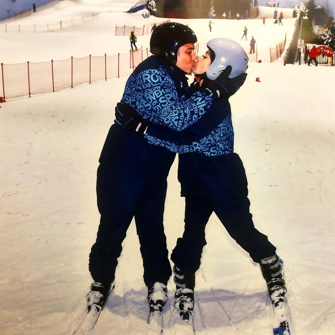 “Tomamos nuestra primera clase de #Ski y nos encantó”, dijo el cantante para acompañar su romántica fotografía.