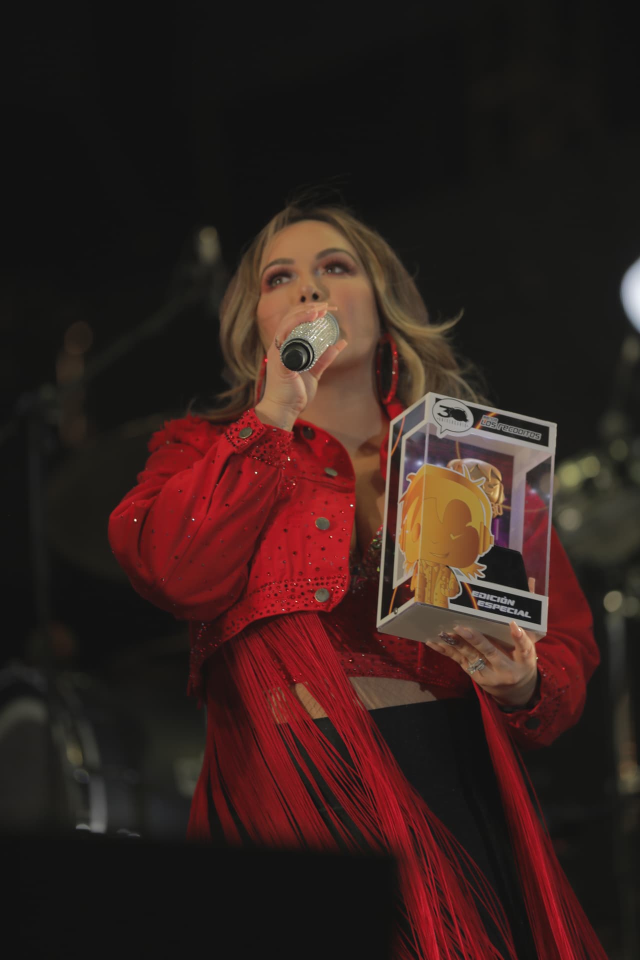 La hija de Jenni Rivera, junto con el resto de los invitados, recibió una figura conmemorativa del evento, porque la banda no sólo sorprendió al público, sino también a sus invitados.