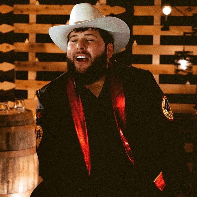 El Fantasma. Gracias a su conexión con la gente y su propuesta musical, Alexander García, nombre de la estrella duranguense, tiene más de 2.3 millones de followers en Instagram.