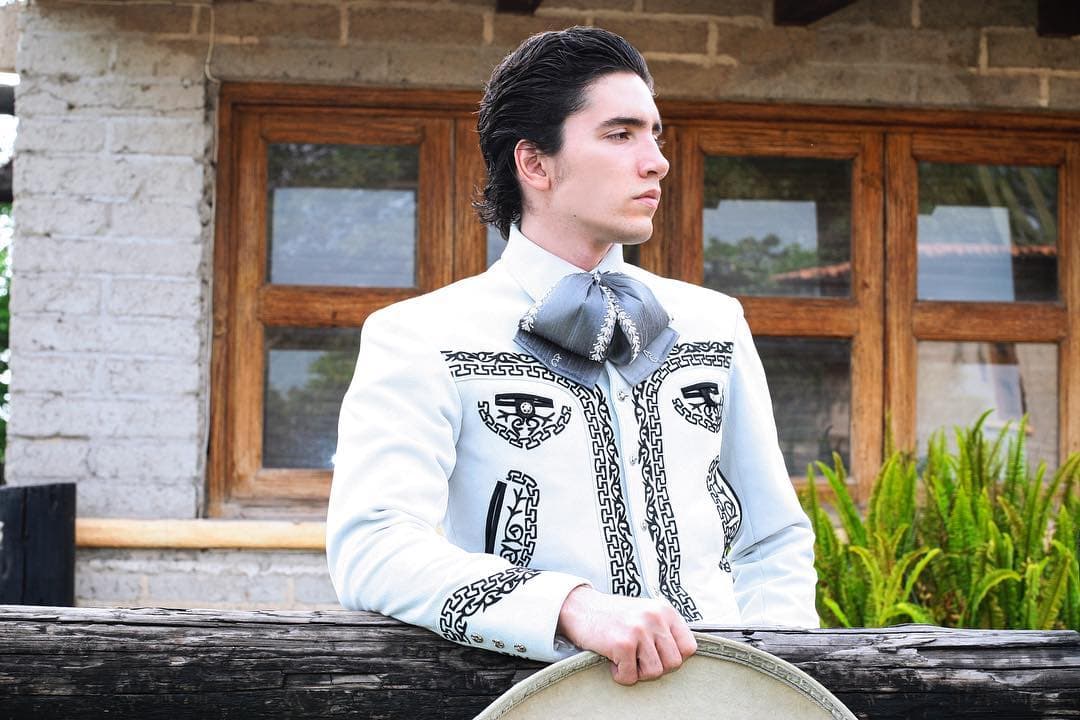 "Lo Primero Que Haría" es el título de la canción que promoverá próximamente Álex Fernández.