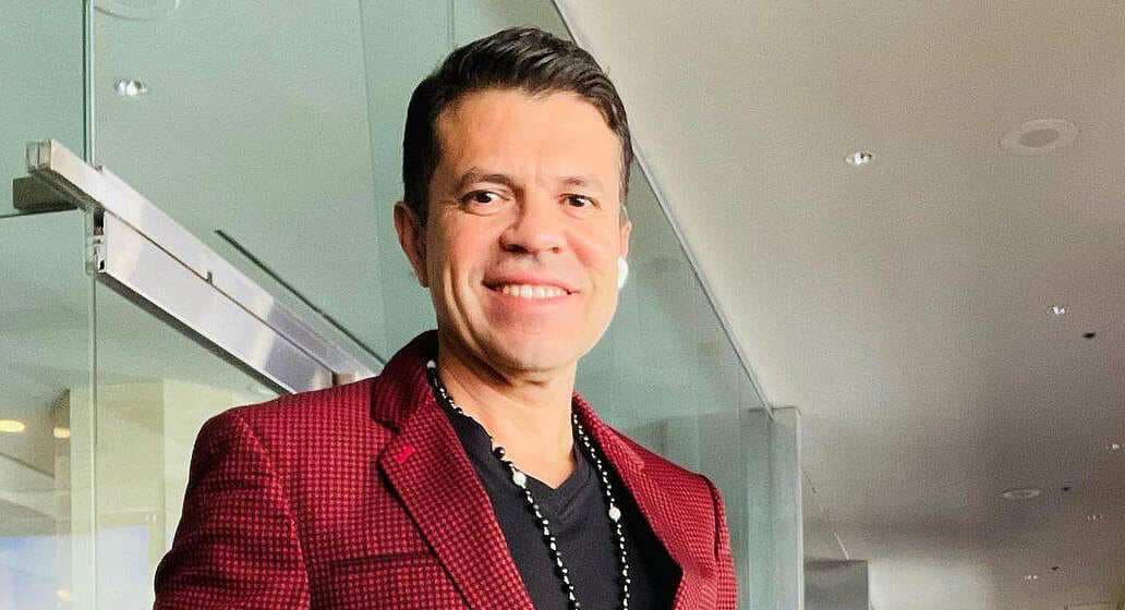 Acompañado de mariachi, Jorge Medina anuncia el sencillo 'No Aguanté'