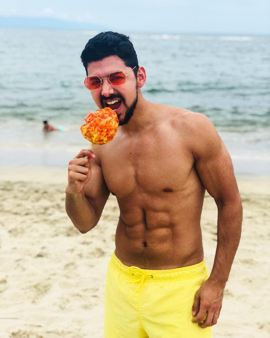 Miguel Martínez luce su 'picudo' six pack