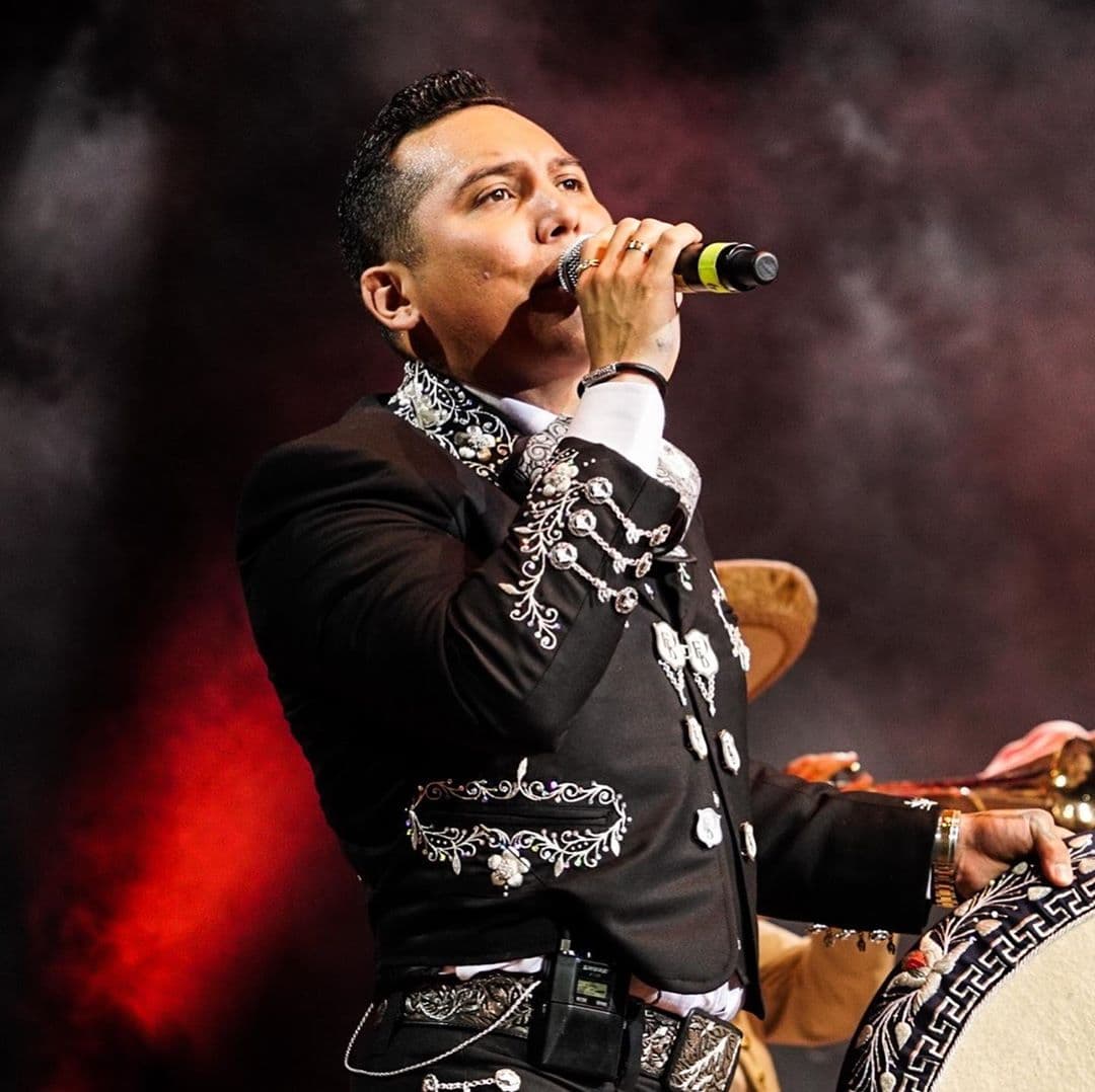 En su faceta con mariachi, Edwin Luna dio a conocer su más reciente sencillo y video de "El Mayor de Mis Antojos".