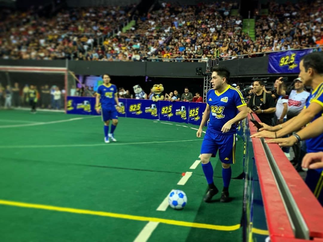 El talento para el futbol de los cantantes y músicos fue ovacionado por los asistentes al encuentro organizado por la estación La Mejor FM 92.5.