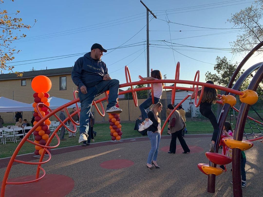 "En un tiempo cuando los niños solamente quieren estar en las redes sociales, hay un lugar divertido, seguro, gratis, donde puedan jugar con su mamá, con sus amiguitos, donde puedan soñar, reír e imaginarse un mundo mejor", dijo Rosie Rivera, hermana de Jenni, a los medios.