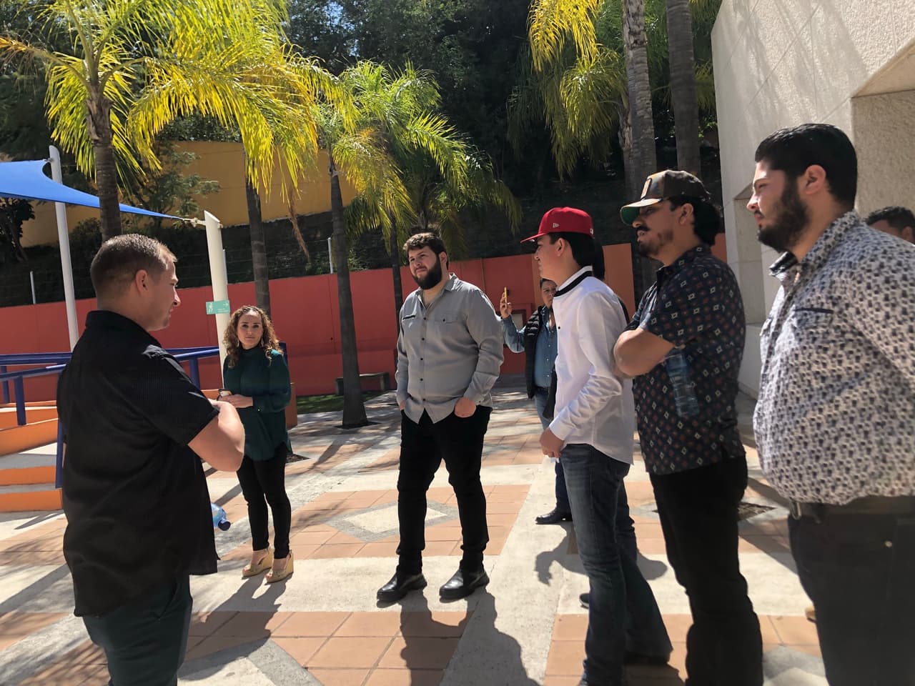 El cantautor visitó el lugar junto a Los Dos Carnales.