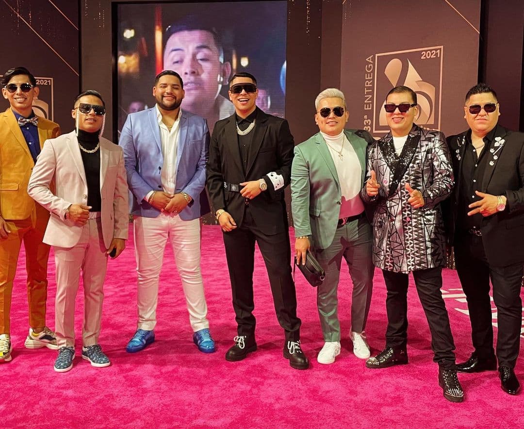 Eduin Caz y sus compañeros de Grupo Firme en Premio Lo Nuestro 2021.