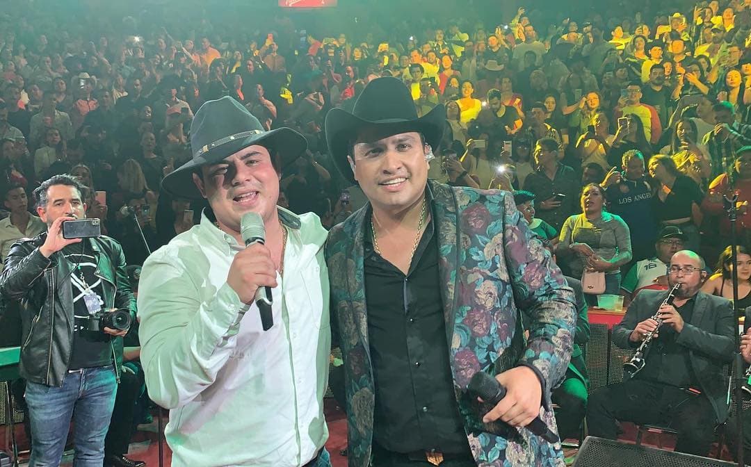 ¿Qué se obtiene si juntas el talento de Alfredo Olivas y Julión Álvarez? La respuesta es "Sin Memoria", un éxito escrito por el sonorense para la carrera del cantante chiapaneco.