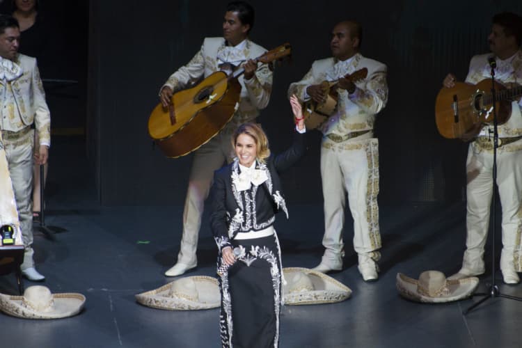 Lucero se presentó como cantante de banda
