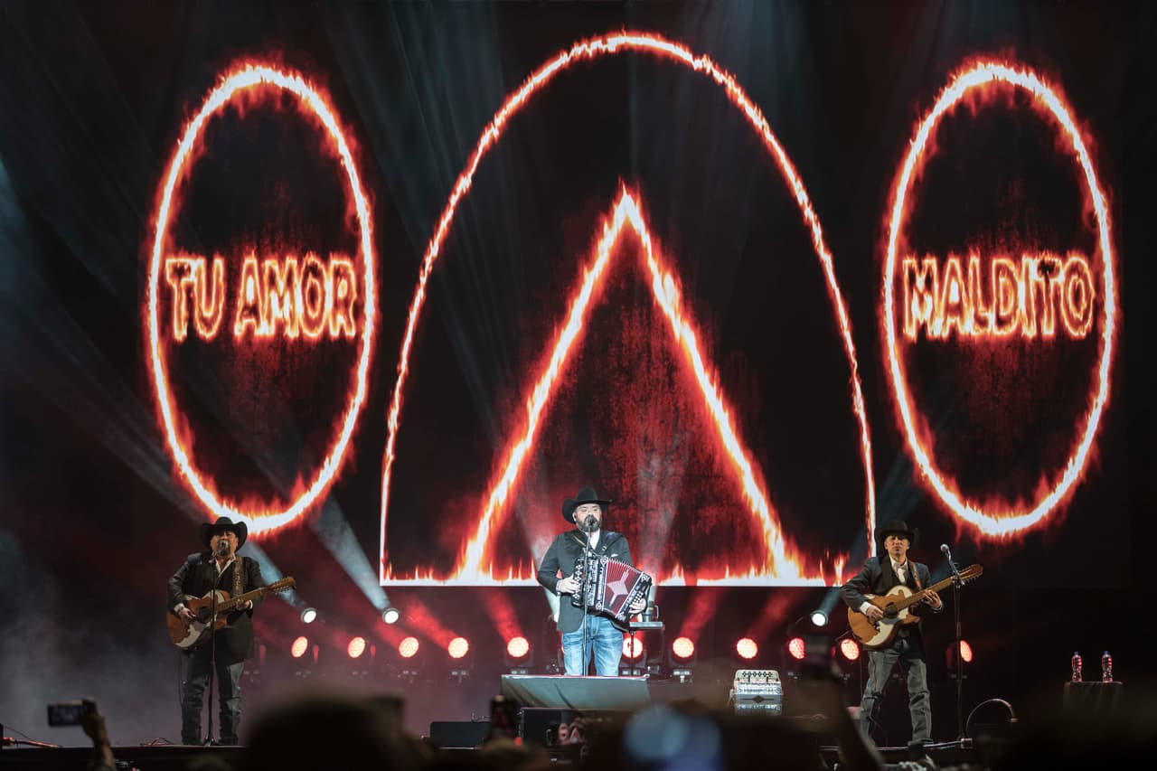 Intocable en el cierre de actividades del día uno del VIve Latino