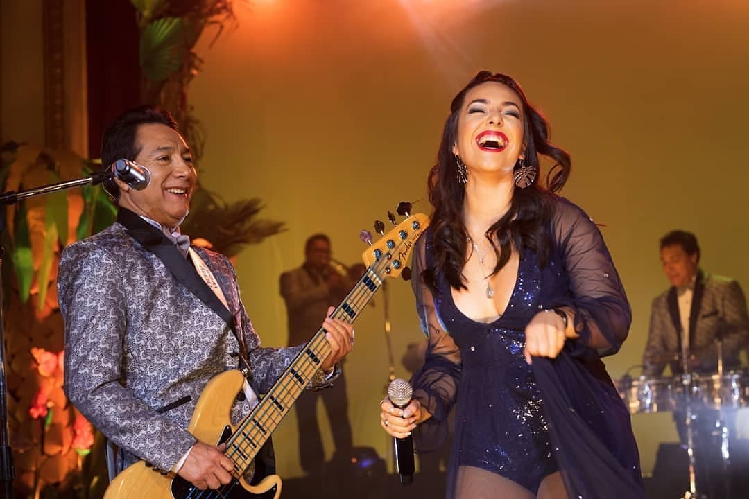 Ángela Leiva da voz a "El Listón de Tu Pelo" en el disco "De Buenos Aires Para El Mundo" de Los Ángeles Azules.