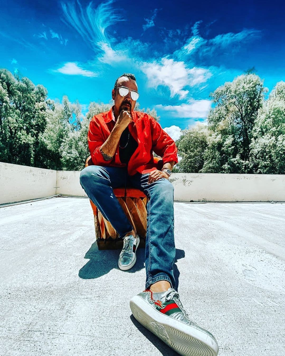 Es la primera ocasión que Pepe Aguilar vuelve a grabar "Por Mujeres Como Tú", desde su lanzamiento en 1998, en el disco con el mismo nombre.