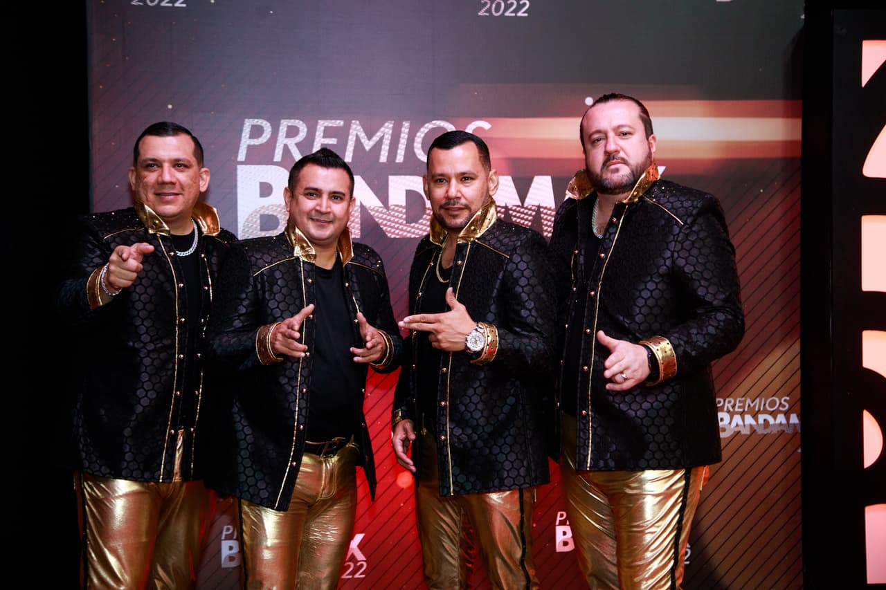 Los Buitres de Culiacán se presnetaron con un traje en tonos negros y dorados.