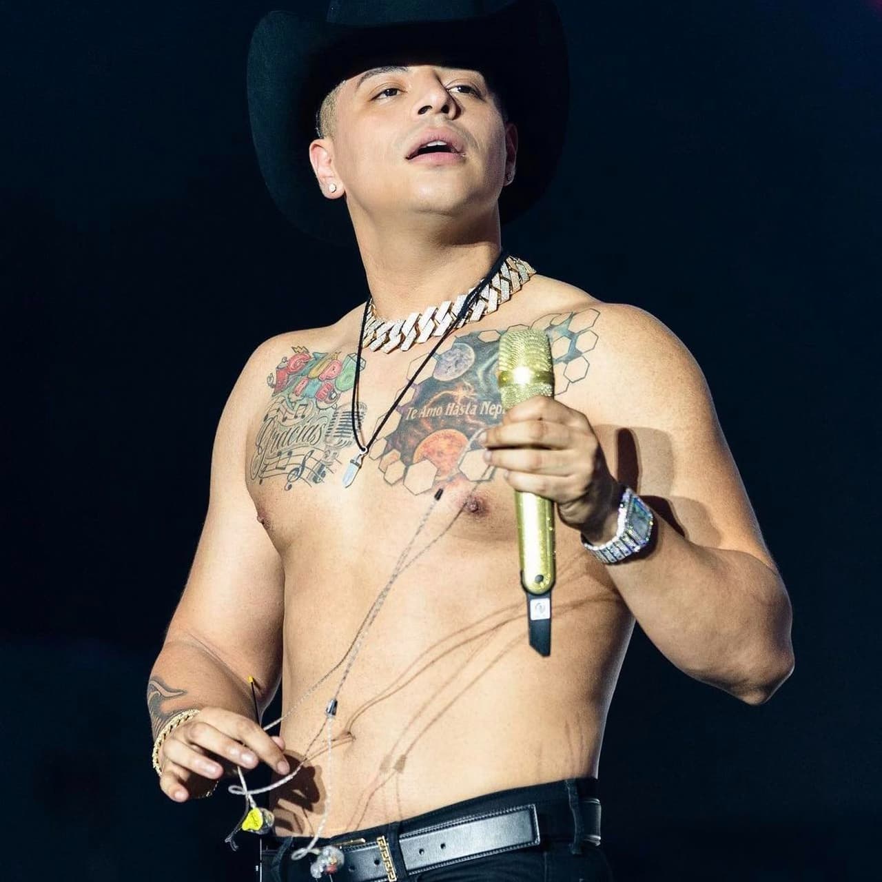 El vocalista de Grupo Firme, Eduin Caz, se hace sus tatuajes con el artista, Rods Jiménez.