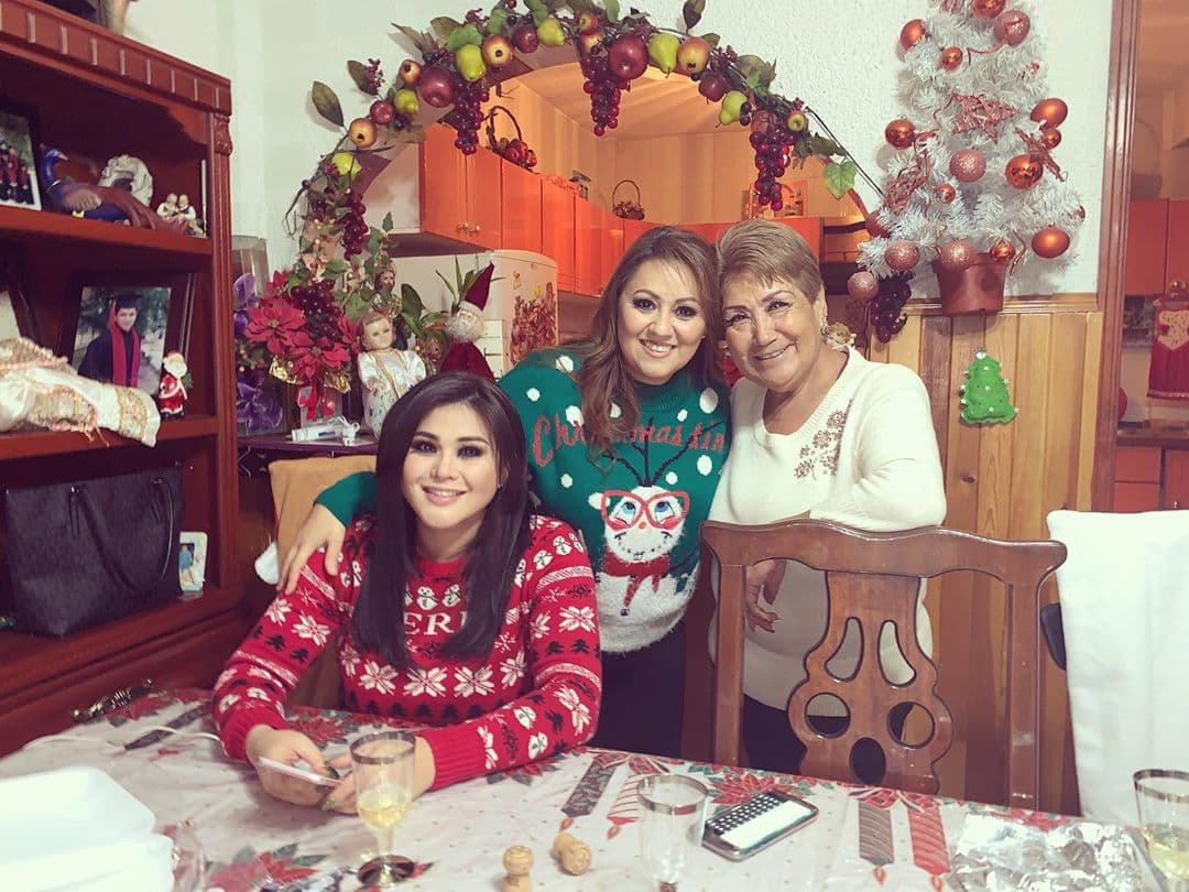 Gomita compartió una tierna fotografía junto a su abuelita