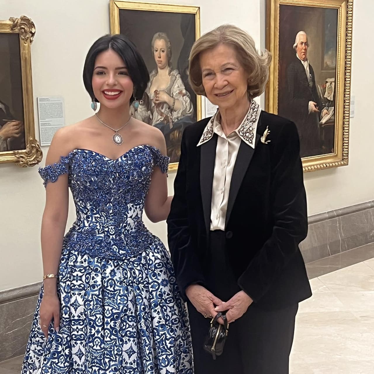 Ángela Aguilar presumió unis lujosos aretes de su abuela, Flor Silvestre, los cuales usó en su visita a la reina de España.