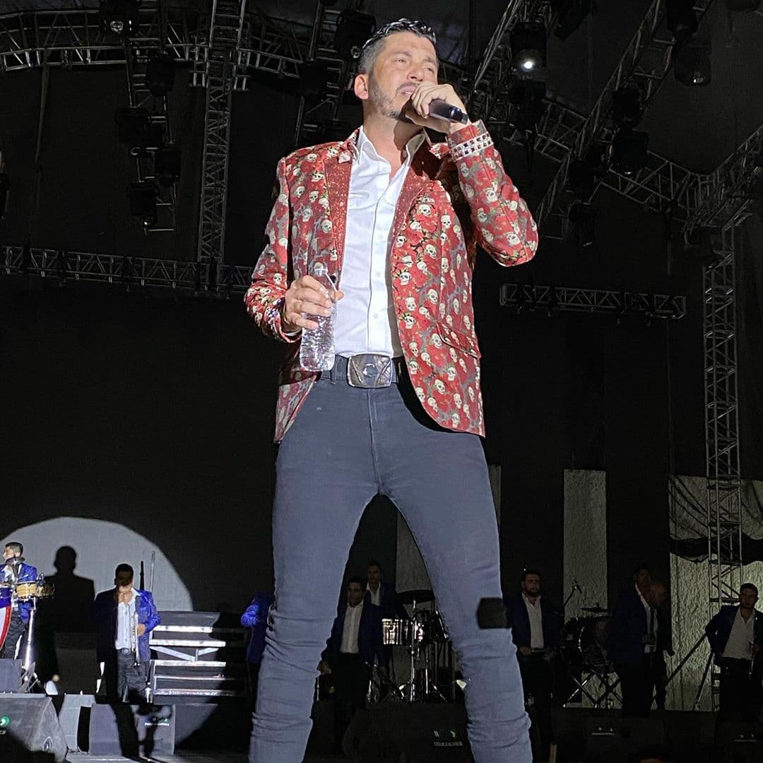 Los gruperos no quieren dejar solos a sus seguidores, es por eso que varios han tenido la iniciativa de darles un concierto a través de las redes sociales.