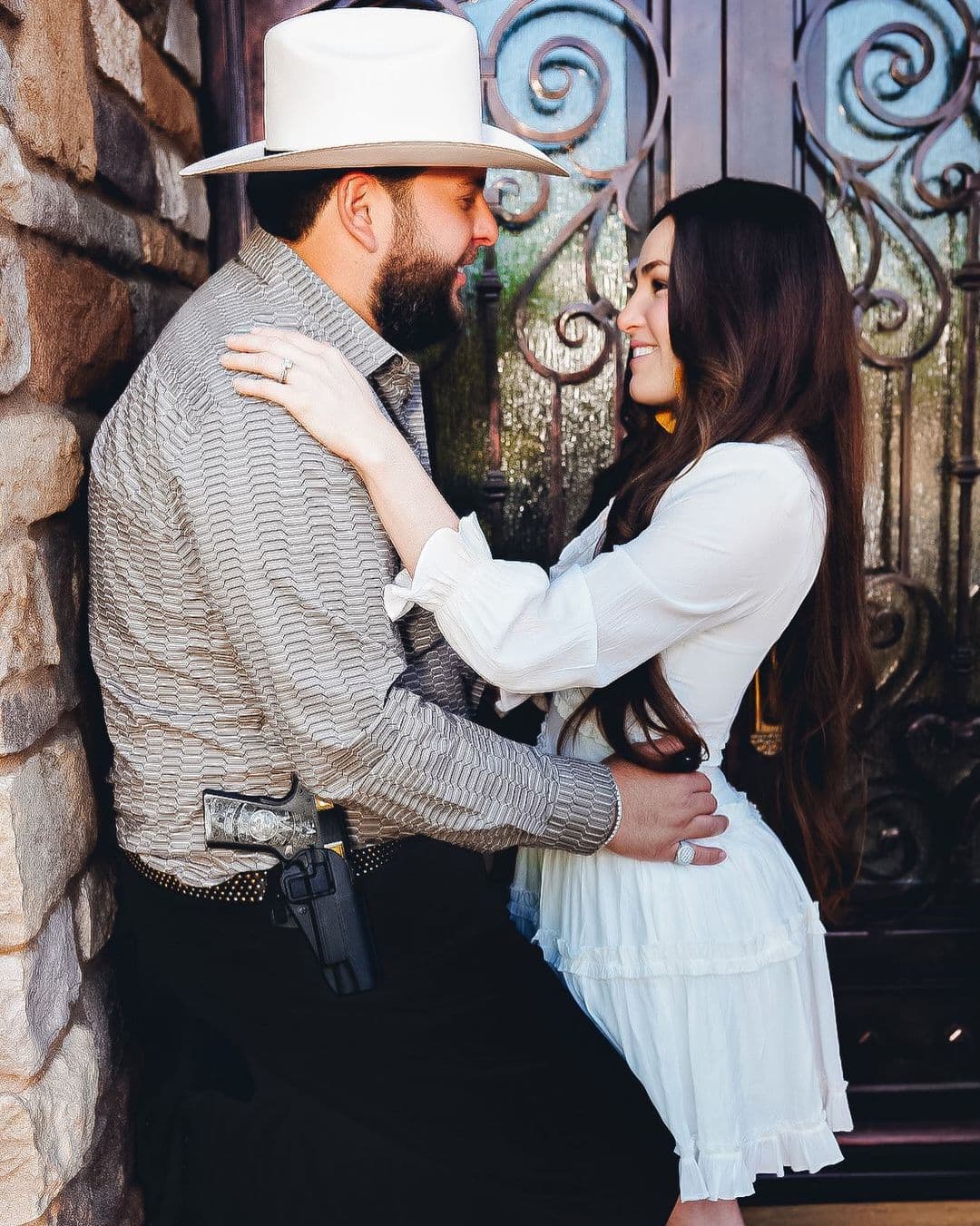 Alexander García “El Fantasma” y su esposa Perla Limón son una pareja única en el regional mexicano, ya que han tenido la oportunidad de trabajar juntos en la música con su éxito “Encantadora”.