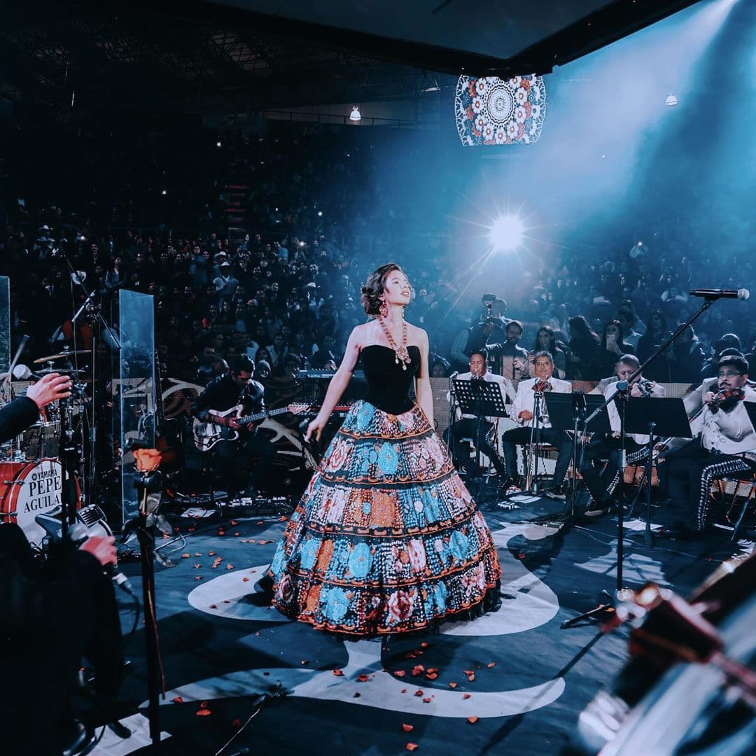La intérprete de “La Llorona” formó parte de la Feria de León, donde sorprendió con su gran talento y humildad, cuando decidió acercarse con una pequeña fan y cantarle.