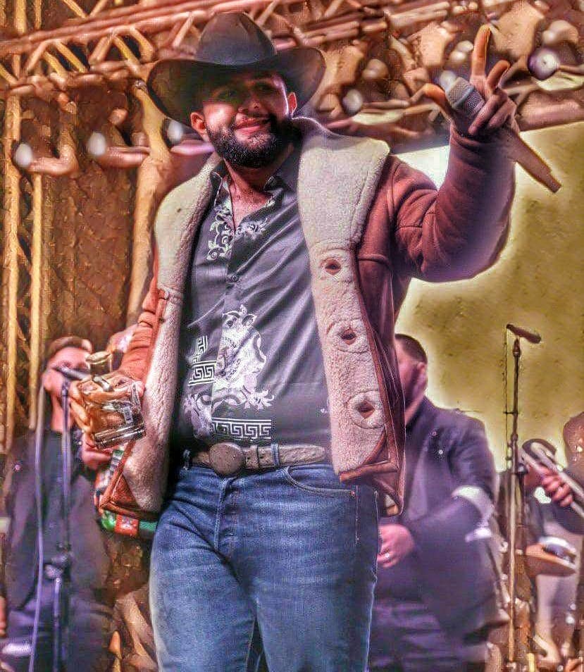 Carín León estrenó recientemente su disco "Encerrados Pero Enfiestados Live Vol.2".
