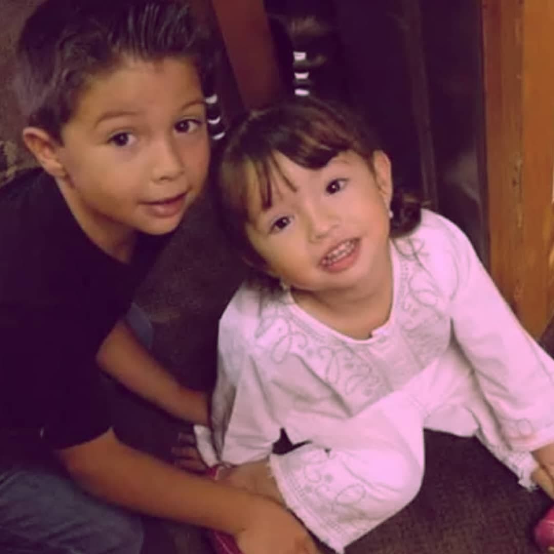 Leonardo y Ángela tienen una relación muy especial, pues además de ser su hermano más cercano en edad, también se dedica a la música.