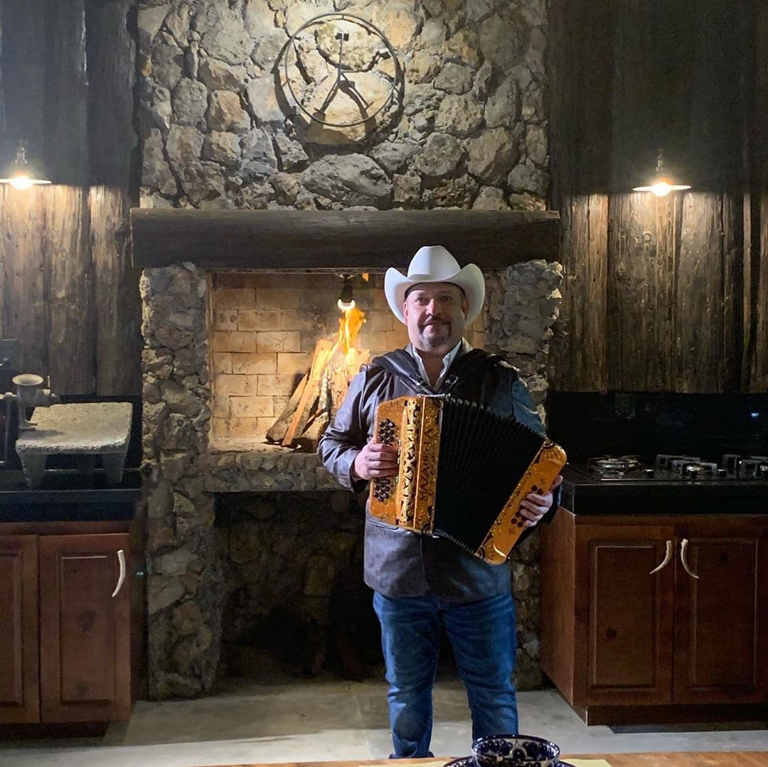 Beto Zapata triunfa con el tema y video de "40 y 21".