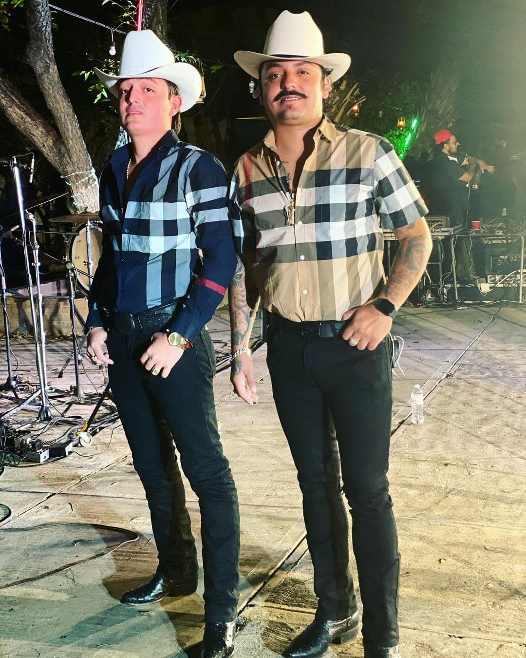 Los Dos Carnales muestran cómo se filmó el video de "El Home Run'