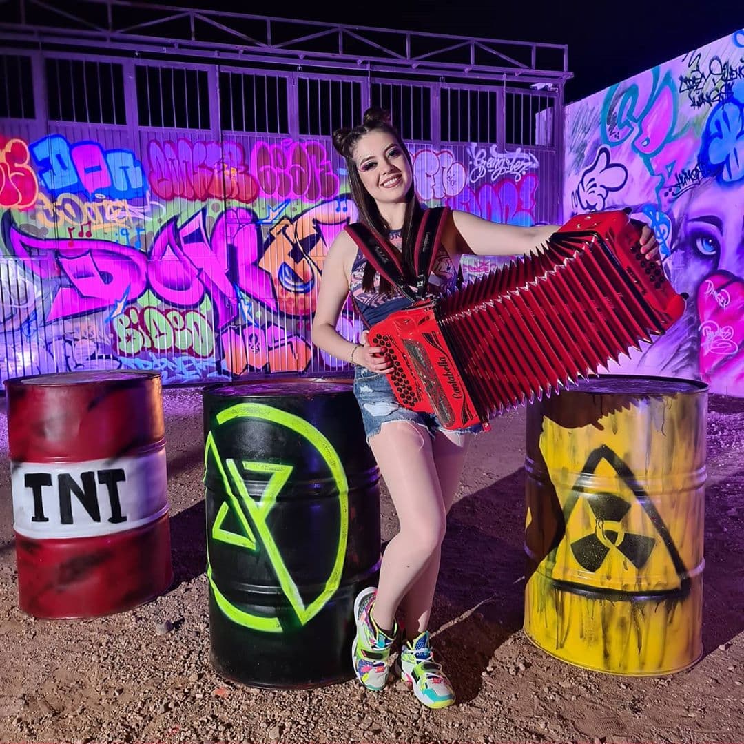 Janeth Valenzuela dio a conocer el video oficial de "Travesuras", sú último sencillo.