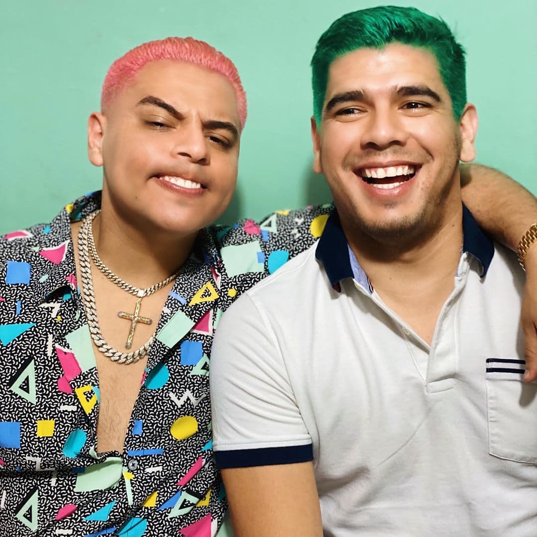 Incluso su amigo, Sergio Alexander, se pintó el cabello igual que él.