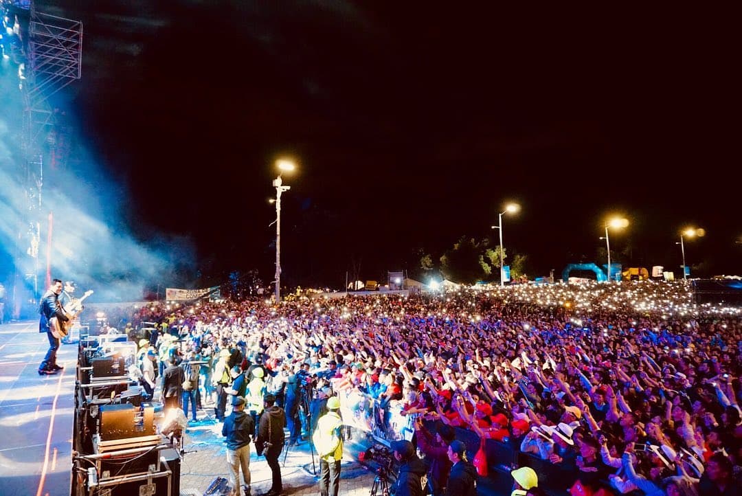 Éxitos como “La Puerta Negra” y “”Ni Parientes Somos”, fueron algunos clásicos que pusieron a cantar a todos los presentes en una cálida noche.