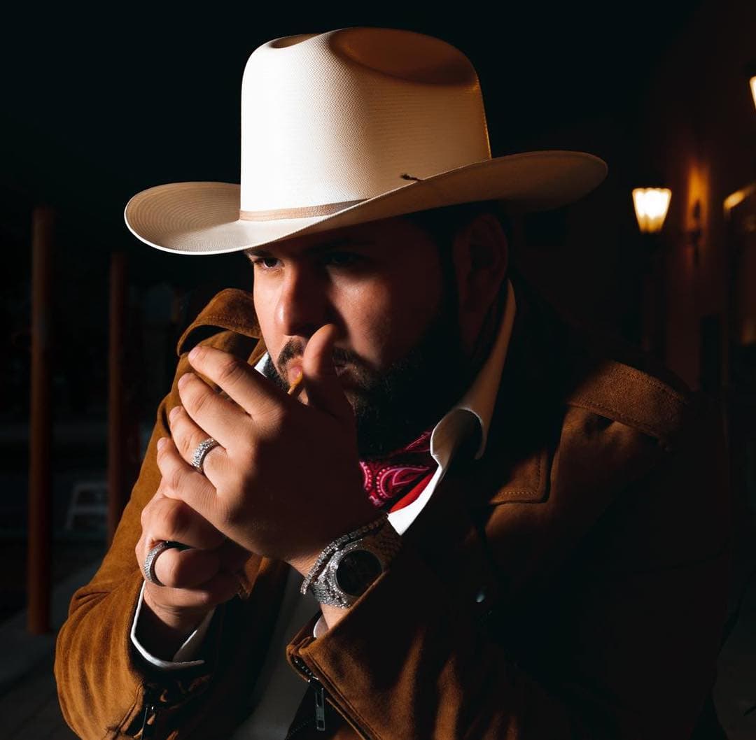 "Aquí nadie va a llorar, tengo prohibido recordarla una vez más, no le importa mi cariño, y si quiere regresar que vaya por donde vino", dice un fragmento del éxito.