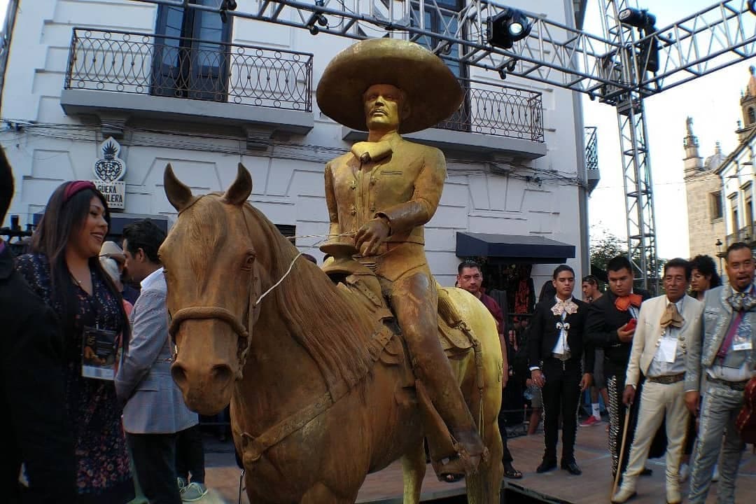 Las críticas por el nulo parecido de la escultura con el intérprete de "Mujeres Divinas" parecen haber forzado a su nuevo tratamiento.